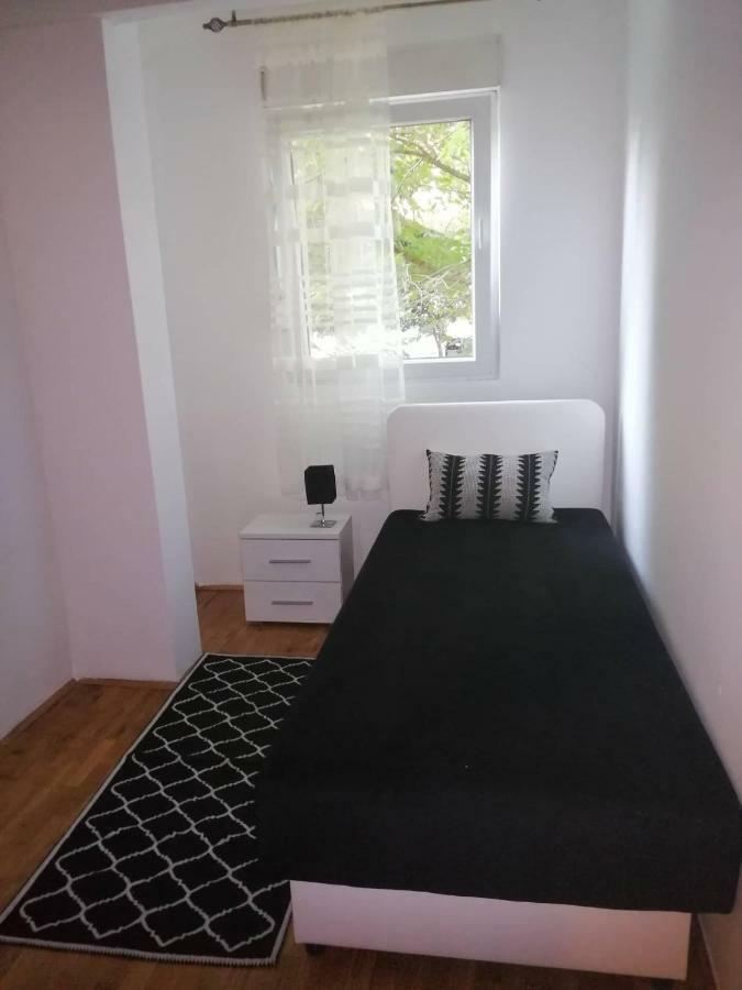Yellow Apartment, Central Podgorica Ngoại thất bức ảnh